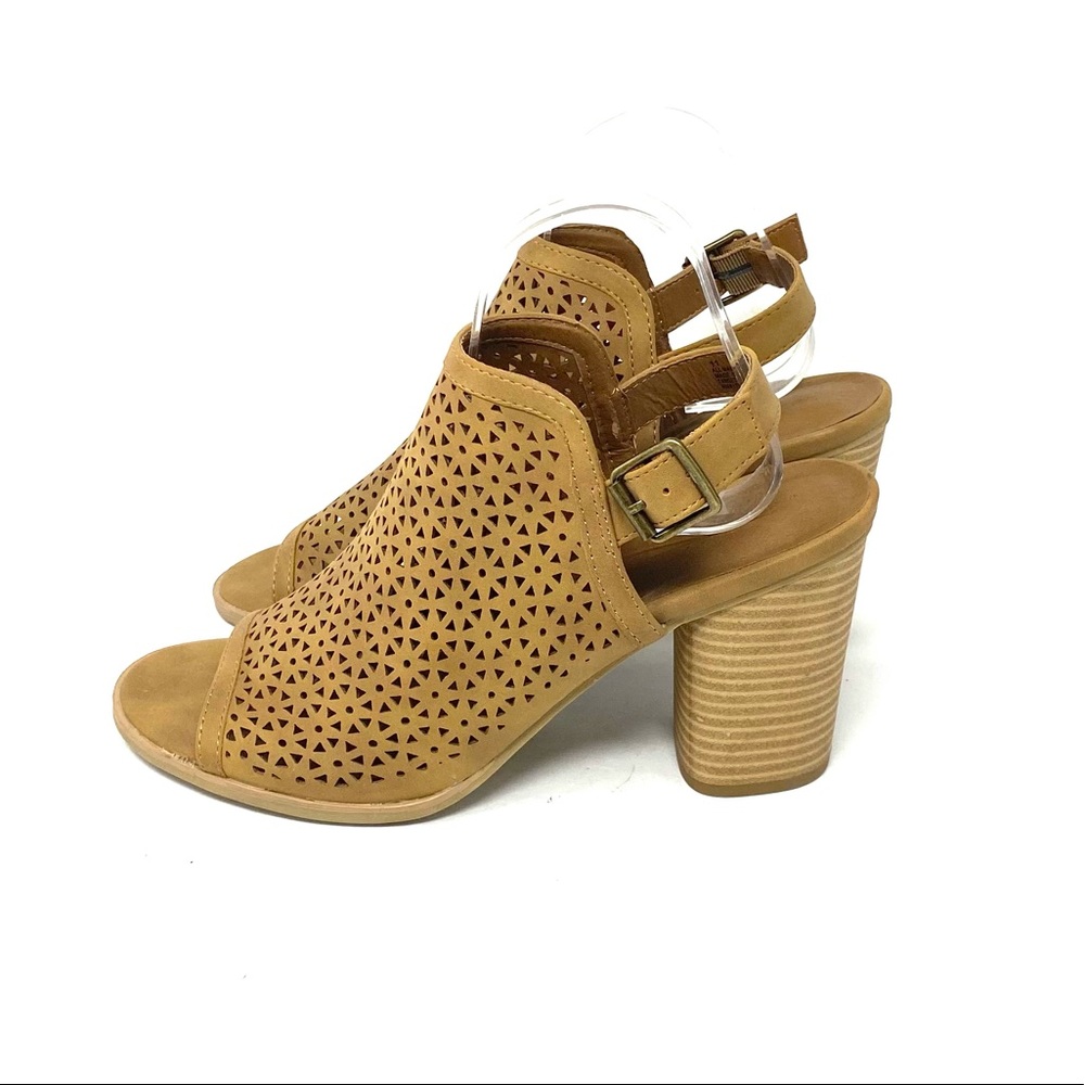 Universal Thread Sandals - image 1
